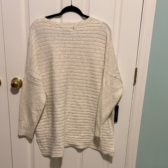 Tahari Speckled Cream V-Neck Oversized Sweater - Picture 6 of 7